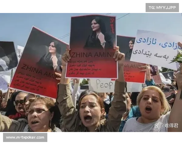 伊朗女性球迷解禁首度进场 白色头巾飘扬见证历史性时刻 伊朗女性球迷解禁首度进场 白色头巾飘扬见证历史性时刻